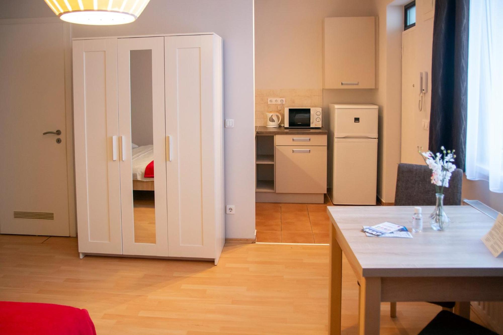 Keleti Studio Apartments Budapeste Exterior foto